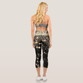 Mandala mit Gold Stars auf schwarz bezaubern Capri Leggings (Rückseite)