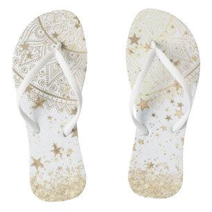 Mandala mit Gold Stars auf Weiß bezaubern Badesandalen