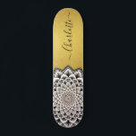 Mandala Pattern Monogram Imitate Gold Foil Skateboard<br><div class="desc">Ein lebendiges Weiß auf schwarz abstraktes Mandala-Muster auf einem Imitat Gold Skateboard mit einem atemberaubend symmetrischen Muster. Einzigartiges und mutiges Symbol des Universums.</div>