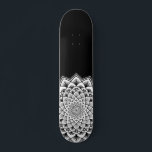 Mandala Schwarz-Weiß-Muster Skateboard<br><div class="desc">Ein lebendiges Weiß auf schwarzem Mandala Skateboard mit einem atemberaubend symmetrischen Muster. Einzigartiges und mutiges Symbol des Universums.</div>