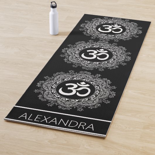 Mandala Schwarz-weiß Om Symbolname Personalisiert Yogamatte (Beispiel)