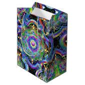 Mandala Universe Psychedelic Colors Mittlere Geschenktüte (Rückseite Schrägansicht)
