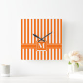 Mandarine Moderner Streifen mit Monogramm Quadratische Wanduhr (Zuhause)