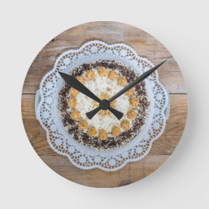Mandelkuchen aus rustikalem Holz Runde Wanduhr