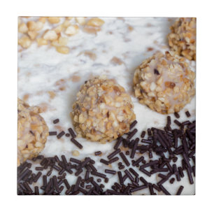 Mandelnusskuchen mit Schokoladensprinkles im Detai Fliese