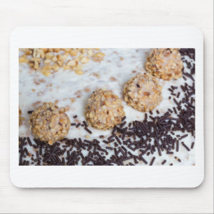 Mandelnusskuchen mit Schokoladensprinkles im Detai Mousepad