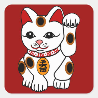 Maneki Neko Cat auf rotem Hintergrund Quadratischer Aufkleber