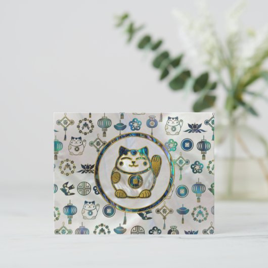 Maneki Neko Lucky Katze auf Perle und Abalone Postkarte (Stehend Vorderseite)