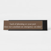 Mangel an Planungsmitarbeitern Funny Office-Gesche Schreibtischnamensplakette (Vorderseite )