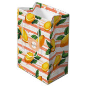 Mango Fruit Muster mit grünen Blätter Mittlere Geschenktüte (Rückseite Schrägansicht)