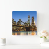 Manhattan and Brooklyn Bridge at dusk Quadratische Wanduhr (Zuhause)