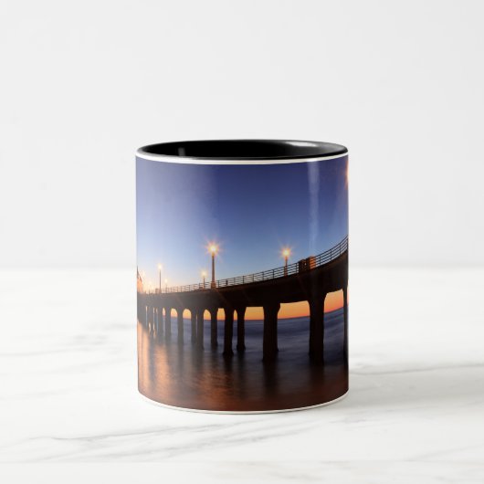 Manhattan- Beachpier am Sonnenuntergang, Zweifarbige Tasse (Mittel)