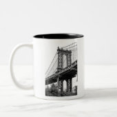 Manhattan Bridge in Black & White Zweifarbige Tasse (Links)