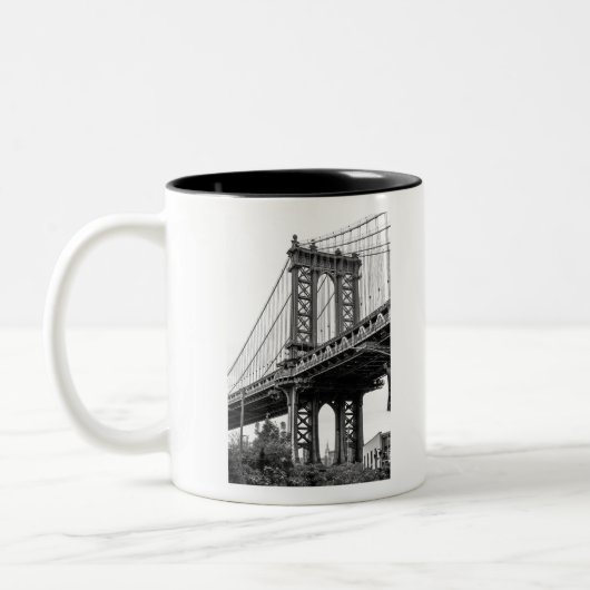 Manhattan Bridge in Black & White Zweifarbige Tasse (Links)