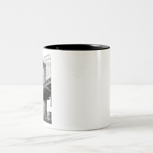 Manhattan Bridge in Black & White Zweifarbige Tasse (Mittel)
