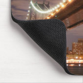 Manhattan-Brücke und Manhattan-Skyline nachts Mousepad (Ecke)