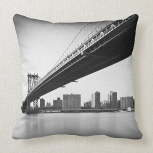 Manhattan-Brücke und Skyline, New York, US Kissen