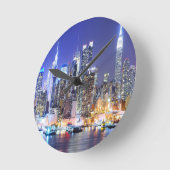 Manhattan in der Nacht Runde Wanduhr (Winkel)
