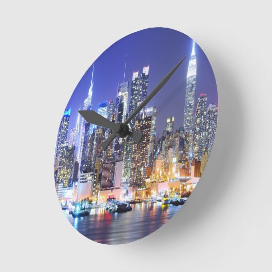 Manhattan in der Nacht Runde Wanduhr (Winkel)