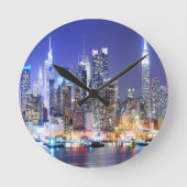 Manhattan in der Nacht Runde Wanduhr (Vorderseite)