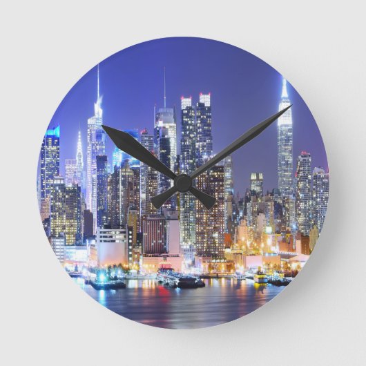 Manhattan in der Nacht Runde Wanduhr (Vorderseite)