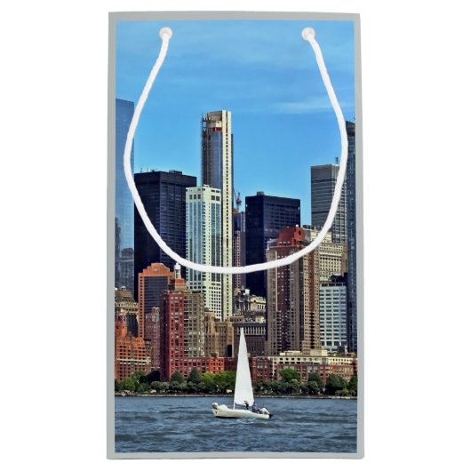 Manhattan NY - Sailboat By Manhattan Skyline Kleine Geschenktüte (Rückseite)