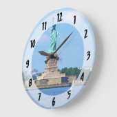 Manhattan - Segelboot mit Freiheitsstatue Große Wanduhr (Winkel)