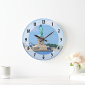 Manhattan - Segelboot mit Freiheitsstatue Große Wanduhr (Zuhause)