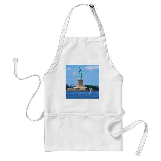 Manhattan - Segelboot mit Freiheitsstatue Schürze (Vorne)