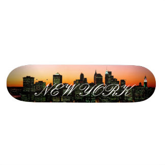 Manhattan-Skyline an der Dämmerung, New- Yorkbild… Skateboard