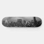 Manhattan-Skyline nachts Skateboard (Horizontal)