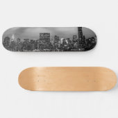 Manhattan-Skyline nachts Skateboard (Horizontal)