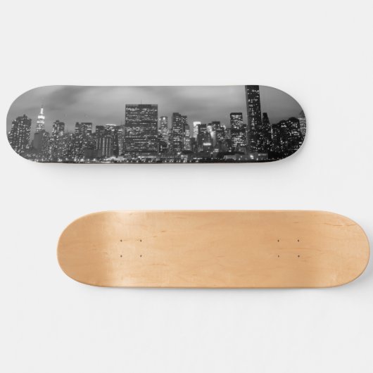 Manhattan-Skyline nachts Skateboard (Horizontal)