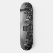 Manhattan-Skyline nachts Skateboard (Vorderseite)