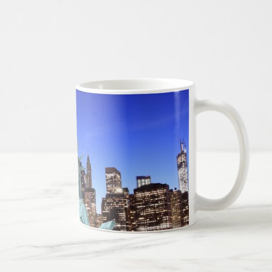 Manhattan-Skyline und das Freiheitsstatue Kaffeetasse (Rechts)