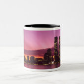 Manhattan Skyline und Hudson River, New York, Zweifarbige Tasse (Mittel)