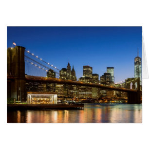 Manhattan und Brooklyn Bridge bei Dämmerung
