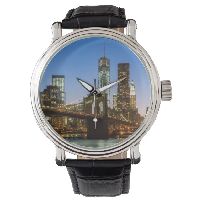 Manhattan und Brooklyn Bridge bei Dämmerung Armbanduhr (Vorderseite)