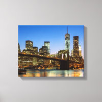 Manhattan und Brooklyn Bridge bei Dämmerung