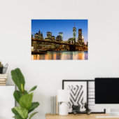 Manhattan und Brooklyn Bridge bei Dämmerung Poster (Heimbüro)