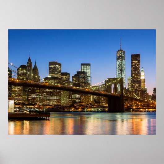 Manhattan und Brooklyn Bridge bei Dämmerung Poster (Vorne)
