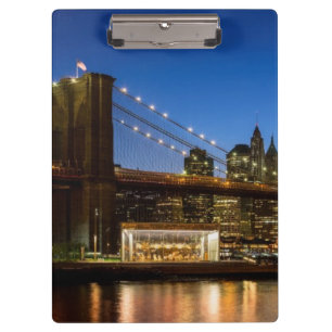 Manhattan und Brooklyn-Brücke an der Dämmerung Klemmbrett