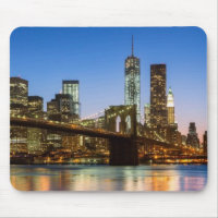 Manhattan und Brooklyn-Brücke an der Dämmerung