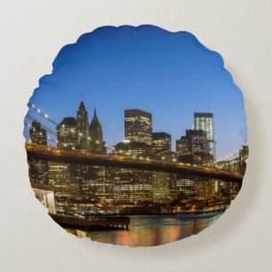 Manhattan und Brooklyn-Brücke an der Dämmerung Rundes Kissen