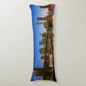 Manhattan und Brooklyn-Brücke an der Dämmerung Seitenschläferkissen (Vorderseite Vertikal)