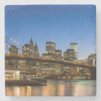 Manhattan und Brooklyn-Brücke an der Dämmerung