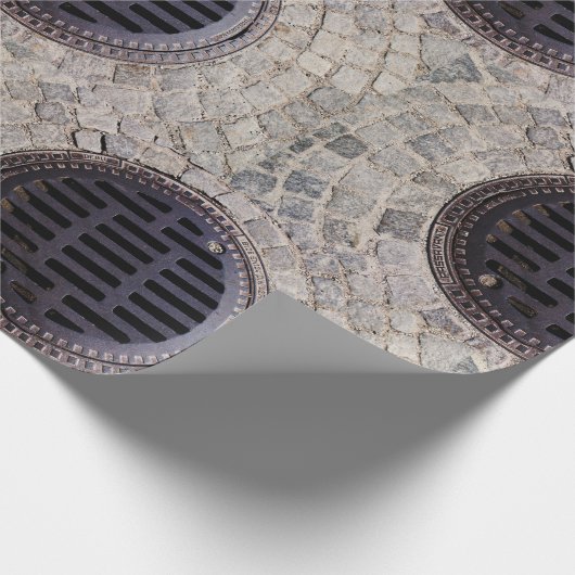Manhole-Abdeckung und Kopfsteinpflasterstraße Geschenkpapier (Ecke)
