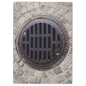 Manhole-Abdeckung und Kopfsteinpflasterstraße Klemmbrett (Rückseite)