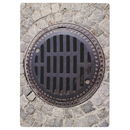 Manhole-Abdeckung und Kopfsteinpflasterstraße Klemmbrett (Rückseite)