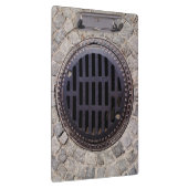 Manhole-Abdeckung und Kopfsteinpflasterstraße Klemmbrett (Rechts)